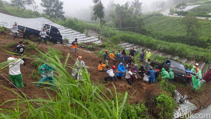 Warga bertotong- royong evakuasi mobil yang masuk ladang di Selo Boyolali, Jumat (19/1/2024).