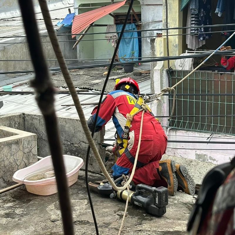 Warga di Duren Sawit, Jakarta Timur (Jaktim) waswas karena dak rumah nyaris ambrol. Warga meminta bantuan pemadam kebakaran (damkar). (dok IG @humasjakfire)