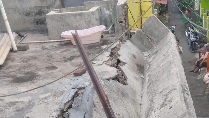 Warga di Duren Sawit, Jakarta Timur (Jaktim) waswas karena dak rumah nyaris ambrol. Warga meminta bantuan pemadam kebakaran (damkar). (dok IG @humasjakfire)