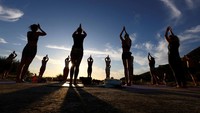 Yoga adalah olahraga yang mengombinasikan antara pikiran dan tubuh.  
