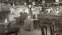 Perhatikan kursi kedua di sebelah kanan gambar, Anda akan melihat bayangan garis figur tubuh yang tengah duduk di restoran tua yang berada di wilayah Jean Bonnet Tavern, Bedford, Amerika. Foto: pool/site