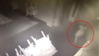 Bayangan putih misterius ini tertangkap kamera di dalam restoran gelap yang sudah tutup. Foto: pool/site