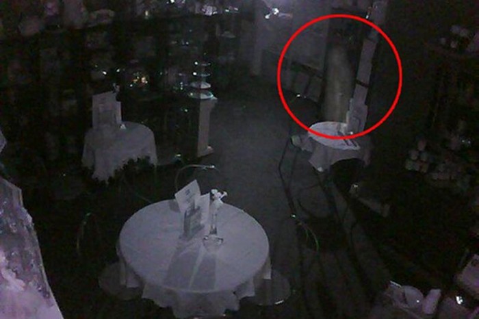 10 Foto Penampakan Mahkluk Halus yangΒ Kerap Ganggu Pengunjung Restoran 10 Foto Penampakan Mahkluk Halus yangΒ Kerap Ganggu Pengunjung Restoran