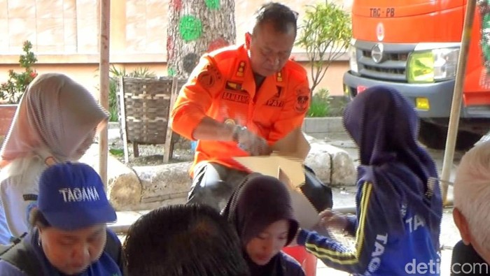 10 Ribu Liter Air Bersih Per Hari Didropping untuk Warga Terdampak Puting Beliung di Bondowoso