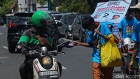 Para pengarak ondel-ondel ini dilengkapi dengan aneka atribut kampanye dengan berbagai pesannya agar Pemilu berlangsung damai seperti “Pemilu Damai Bersama Gemoy, Prabowo-Gibran, No 2” dan “Pemilu Damai Tanpa Caci Maki, Hujatan dan Fitnah”.  