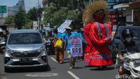 Mereka mensosialisasikan paslon Capres-Cawapres nomor urut 02 untuk pemilu damai dengan menggunakan ondel-ondel.