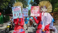 Menurut Koordinator Tim Ondel-ondel, Abdul Jaber, yang membedakan ondel-ondel kali ini dengan ondel-ondel diluar kampanye adalah adanya hadiah kue yang diberikan cuma-cuma kepada warga yang ditemuinya.  