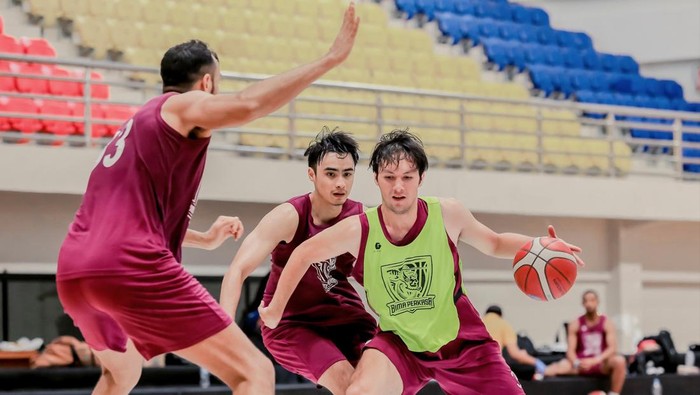 Andre Rizqiano saat sesi latihan Bima Perkasa jelang menghadapi Dewa United di IBL 2024 di GOR Pancasila, UGM, Jumat (19/1/2024).
