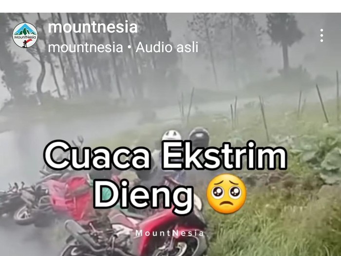 Beberapa sepeda motor yang roboh terkena angin kencang di Canggal, Candiroto, Kabupaten Temanggung, Jumat (19/1/2024).