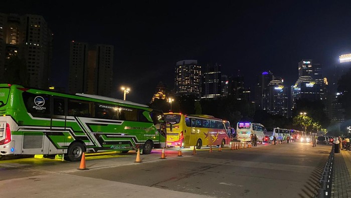 Antrean bus di GBK jelang Harlah Muslimat NU.