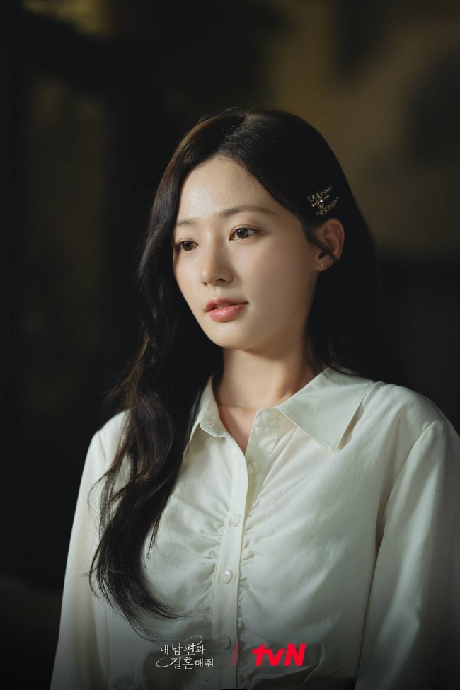 Kini Song Ha Yoon, yang ramai dikritik netizen Indonesia karena berperan sebagai pelakor di drama Korea Marry My Husband. Dia menjadi orang ketiga dalam rumah tangga Park Min Young dan Lee Yi Kyung. Meskipun geram, banyak netizen yang menahan emosi karena wajah cantiknya. Foto: Instagram