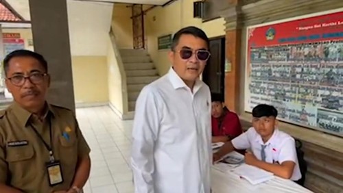 Tangkapan layar video Arya Wedakarna saat sidak ke SMKN 5 Denpasar.