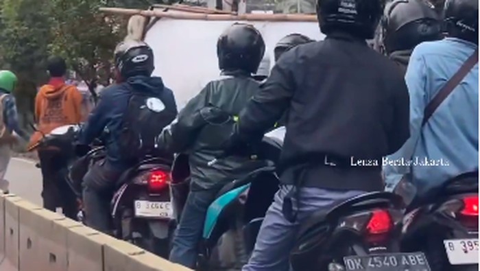 baliho ambruk di jalur Transjakarta timpa pengendara (screenshot video viral)