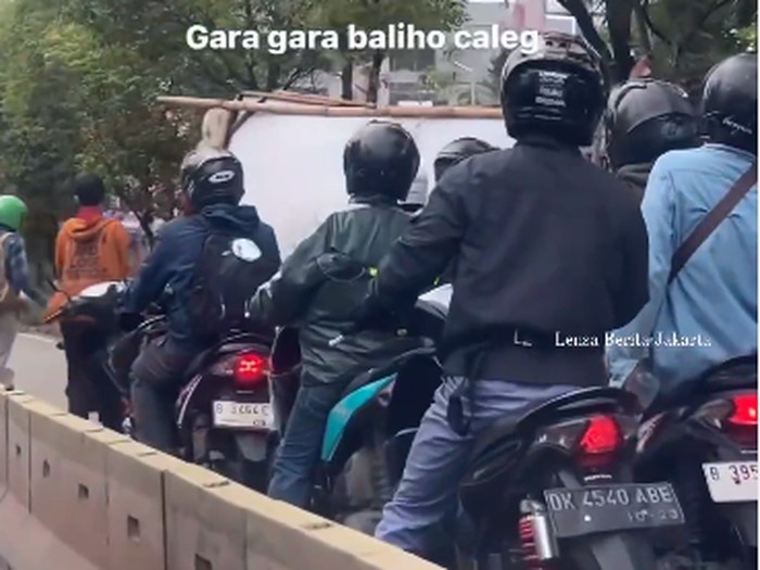 baliho ambruk di jalur Transjakarta timpa pengendara (screenshot video viral)