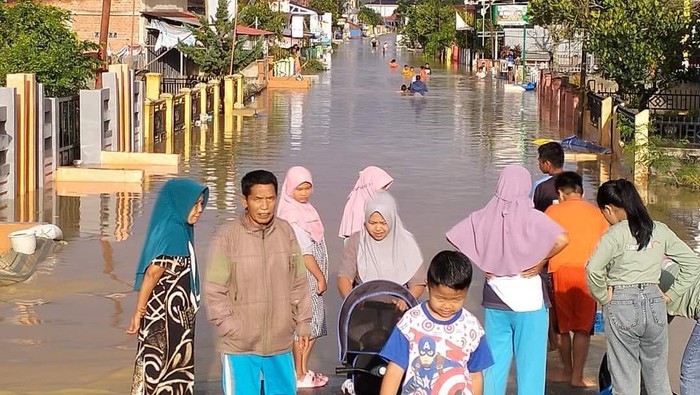 Banjir di daerah Kecamatan Hamparan Rawang Sungai Penuh yang masih terjadi