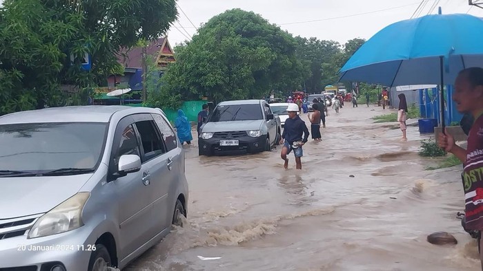 Banjir di Jalan Poros Jeneponto, Sulsel.