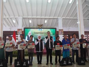 Didukung bankjatim, Khofifah Bagikan Bansos di Pasuruan