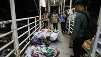 Puluhan gulungan baliho itu langsung disita petugas.