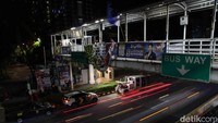 Ini momen saat petugas Bawaslu menertibkan APK di salah satu JPO di kawasan Jalan Raya Salemba, Jakarta, Jumat (19/1/2024).