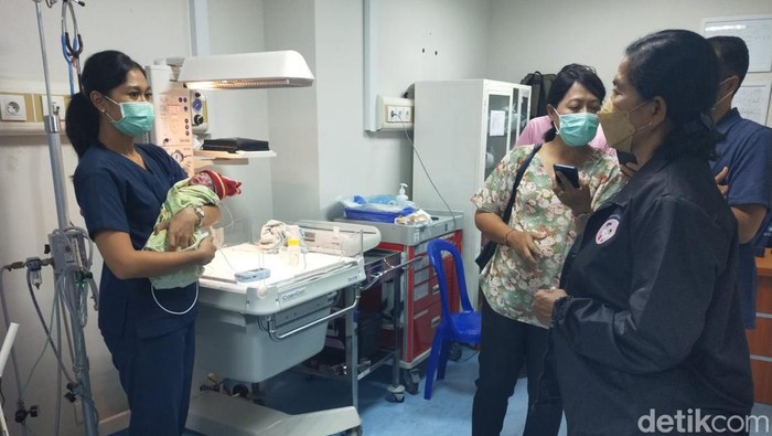 Bayi terbuang di semak-semak dekat vila Nana Mirdad mendapatkan perawatan di RSBM.