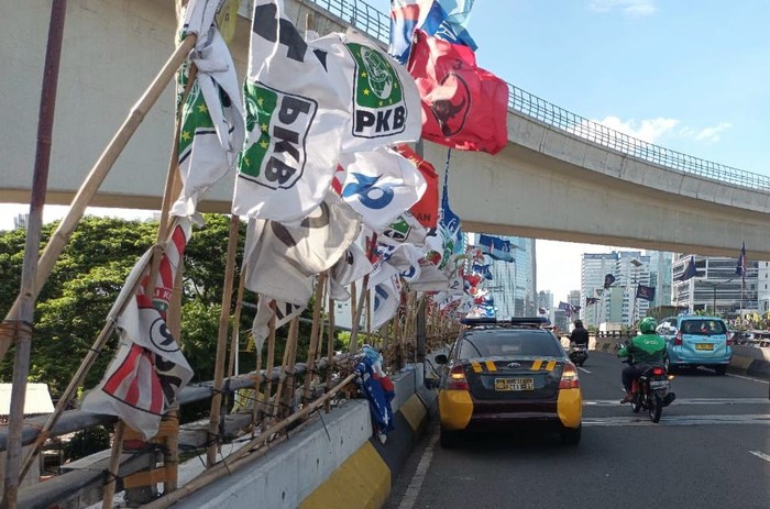 Bendera-bendera parpol di Flyover Mampang dan Flyover Kuningan, Jaksel, 20 Januari 2024. (Dok Polsek Mampang)