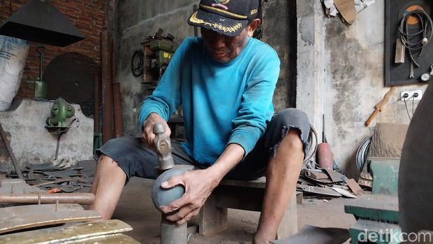 Bengkel pandai besi tempat pembuatan gong dan gamelan di Desa Junrejo, Kota Batu.