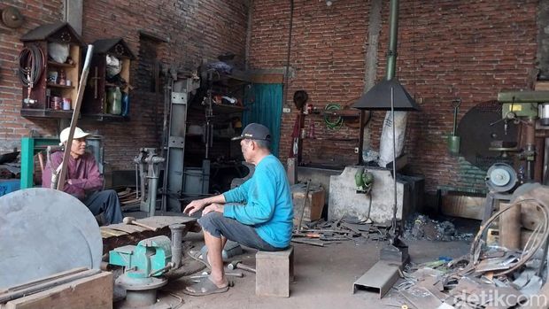 Bengkel pandai besi tempat pembuatan gong dan gamelan di Desa Junrejo, Kota Batu.