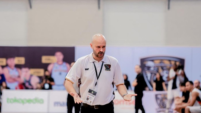 Pelatih Bima Perkasa Jogja, Predrag Lukic di laga Bima Perkasa vs Dewa United di IBL 2024 Sabtu (20/1/2024).