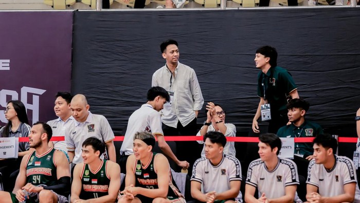 Presiden klub Bima Perkasa Jogja, RM Gustilantika Marrel Suryokusumo saat Bima Perkasa menghadapi Dewa United di IBL 2024, Sabtu (20/1/2024).