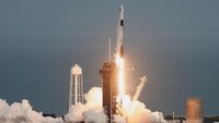 Beralih ke isu luar negeri, Turki meluncurkan astronot pertamanya ke Stasiun Luar Angkasa Internasional (ISS) lewat misi komersial dari startup Axiom Space, Axiom-3, dari Kennedy Space Center NASA, Cape Canaveral, Floria, AS, Kamis (18/1/2024). (REUTERS/Joe Skipper)