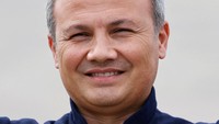 Alper Gezeravci menjadi warga negara Turki pertama yang melakukan perjalanan ke luar angkasa. Gezeravci menjabat sebagai pilot pesawat tempur di Angkatan Udara Turki dan memiliki pengalaman 15 tahun di berbagai pesawat. Gezeravci terbang ke luar angkasa dengan uang pribadi. (REUTERS/Joe Skipper)