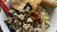 Bakmi John di Melawai eksis dari tahun 1995 sampai sekarang. Seporsi bakmi halus dengan pangsit goreng harganya kisaran Rp 25 ribu saja. Foto: Site Culinary/Pool