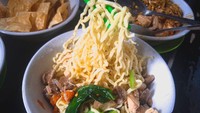 Mie Ayam Jamur Masno di Kebayoran Baru berjualan dari 1998. Terkenal dengan mie ayam jamur gurih seharga Rp 18 ribu. Foto: Site Culinary/Pool