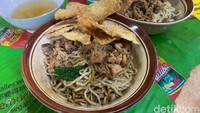 Eksis sejak 1983, tempat makan mie ayam di Blok M ini terkenal dengan nama Mie Ayam Dondon. Menu andalannya, mie ayam khas Solo dengan harga Rp 17 ribu saja per porsinya. Foto: Site Culinary/Pool