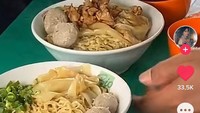 Di Jakarta Utara, ada mie ayam gerobakan yang terkenal enak. Namanya Mie Ayam Jojo yang menghadirkan menu mie ayam seharga Rp 20 ribuan saja, sudah termasuk topping pangsit rebus dan bakso. Foto: Site Culinary/Pool