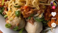Melipir ke Kelapa Gading, mie ayam kaki lima ini juga terkenal. Buka dari pukul 9 pagi hingga 12 siang saja, peminatnya selalu ramai. Tak jarang kamu akan diberikan nomor antrean. Harganya Rp 23 ribu per porsi. Foto: Site Culinary/Pool