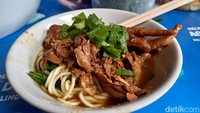 Lokasinya di pinggir jalan, Pondok Mie Ayam Solo di Tanjung Duren tak pernah sepi pembeli sejak 17 tahun lalu. Harga mie ayamnya juga murah hanya Rp 12 ribu saja.  Foto: Site Culinary/Pool