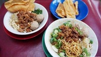 Mie Bloon di kawasan Menteng, Jakarta Pusat juga terkenal dengan kelezatannya. Warung mie ayam gerobakan ini sudah ada sejak tahun 1969. Harganya berkisar di angka Rp 20 ribu saja.  Foto: Site Culinary/Pool