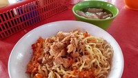 Mie Ayam Cabe Uleg Rawamangun ini, bisa dibilang yang paling populer di antara barisan mie ayam cabe uleg lainnya di sekitar Jakarta. Harganya dari Rp 12 ribu saja lho.  Foto: Site Culinary/Pool