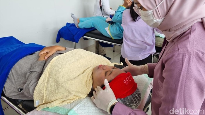 Chemical peeling untuk tenaga kesehatan di RSUD dr Soewandhie.