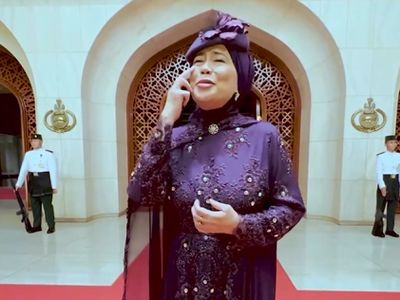 Dewi Yull Nyanyi Sambil Peragakan Bahasa Isyarat di Nikahan Pangeran Mateen