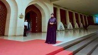 Dewi Yull mengenakan pakaian berwarna ungu yang membuatnya terlihat begitu anggun. Foto: Instagram Dewi Yull