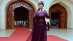 Dewi Yull Nyanyi Sambil Peragakan Bahasa Isyarat di Nikahan Pangeran Mateen