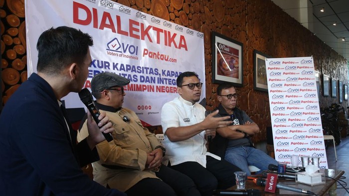 Diskusi Mengukur Kemampuan Pemimpin Bangsa Perwakilan pasangan calon 03 Masinton Pasaribu (kanan) didampingi juru bicara pasangan calon nomor urut 1 Anis Baswedan-Muhaimin Iskandar (AMIN) Muhammad Iqbal (tengah) dan Da'i Nasional Haikal Hasan berbicara dalam Dialektika Voters of Indonesia di Jakarta, Sabtu (20/1/2024). Diskusi tersebut membahas kapabitlias, kredibilitas serta integritas calon pemimpin negeri dalam kontestasi Capres-Cawapres jelang debat Pilpres. MI/Susanto/Per