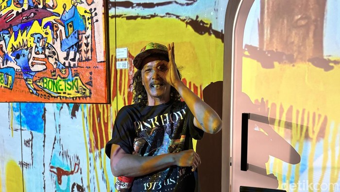 Edi Bonetski, seniman asal tangerang yang sedang menggelar pameran solo di Superlative Gallery, Badung, Bali.