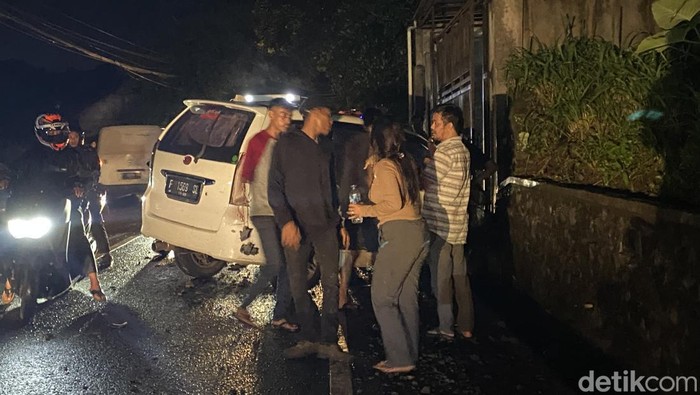 Evakuais mobil yang kecelakaan di Sukabumi.