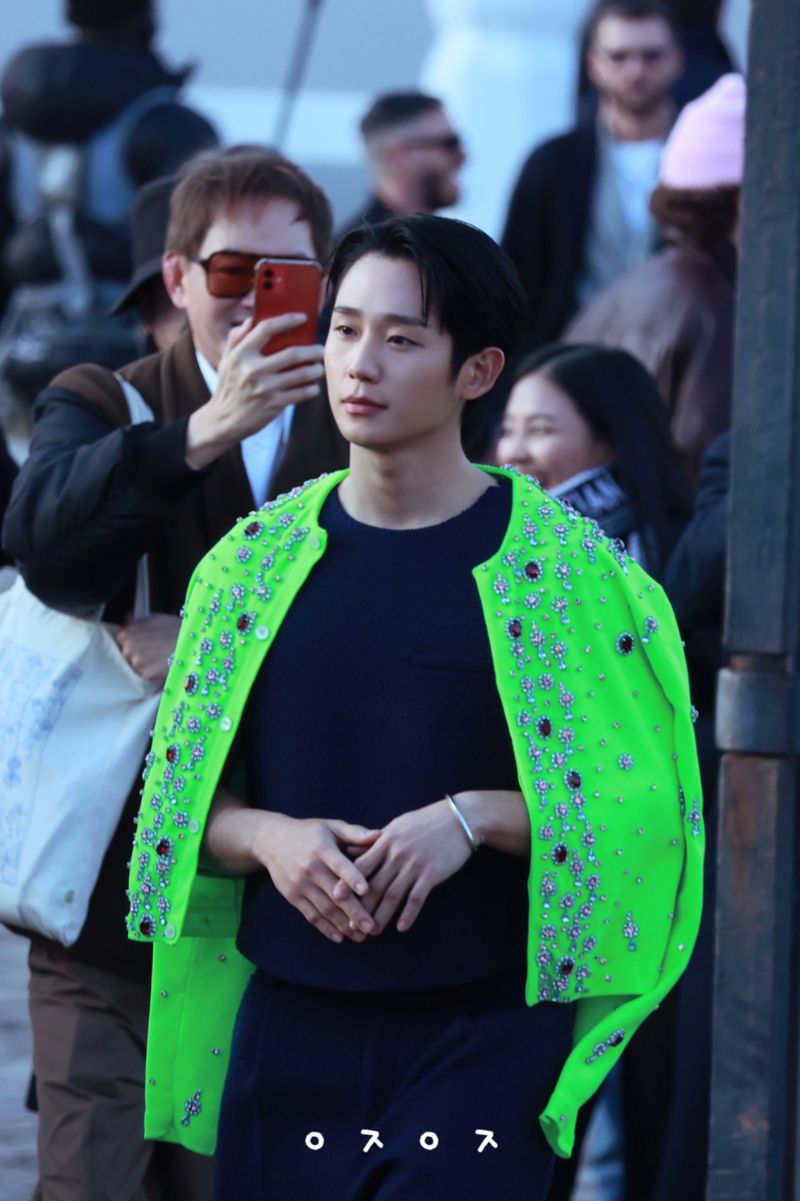 Gaya artis Korea di Paris Fashion Week 2024 Gaya artis Korea di Paris Fashion Week 2024