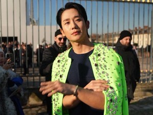 Jung Hae In Tampil Mencolok di Paris Fashion Week, Disebut Bak Lightstick