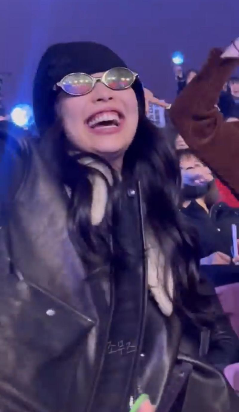 Gaya Jennie BLACKPINK menonton konser WOODZ Gaya Jennie BLACKPINK menonton konser WOODZ