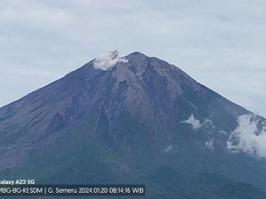 Gunung Semeru Erupsi Keluarkan Abu Setinggi 300 Meter